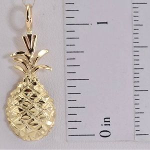 Stunning 14k yellow gold Pineapple pendant